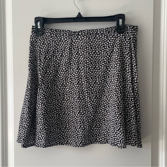 H&M daisy print mini skirt - Picture 2 of 3